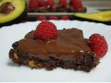 Brownie de aguacate, dátiles y frambuesas.