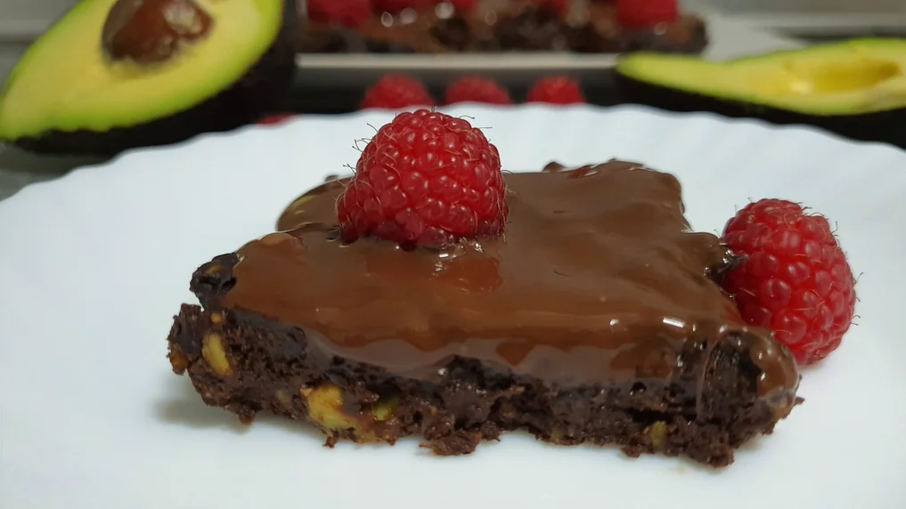 Brownie de aguacate, dátiles y frambuesas. Brownie de aguacate, dátiles y frambuesas.