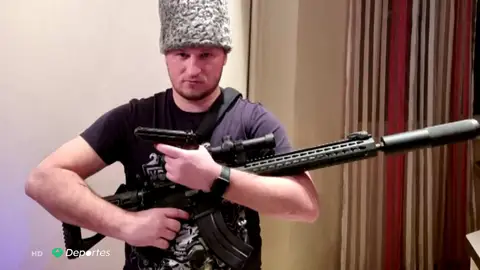Oleksandr Aliyev cambia el balón por las armas: "¡Rusos, no vengáis a la guerra, daos la vuelta" Oleksandr Aliyev cambia el balón por las armas: "¡Rusos, no vengáis a la guerra, daos la vuelta"