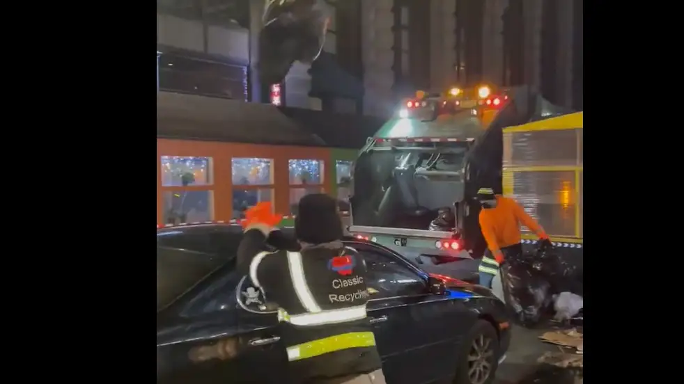 El v&iacute;deo viral de un trabajador de la limpieza que no falla un tiro en el 'lanzamiento de bolsa'