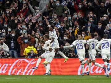 Dos golazos de Camavinga y Modric hacen más líder al Madrid ante la Real