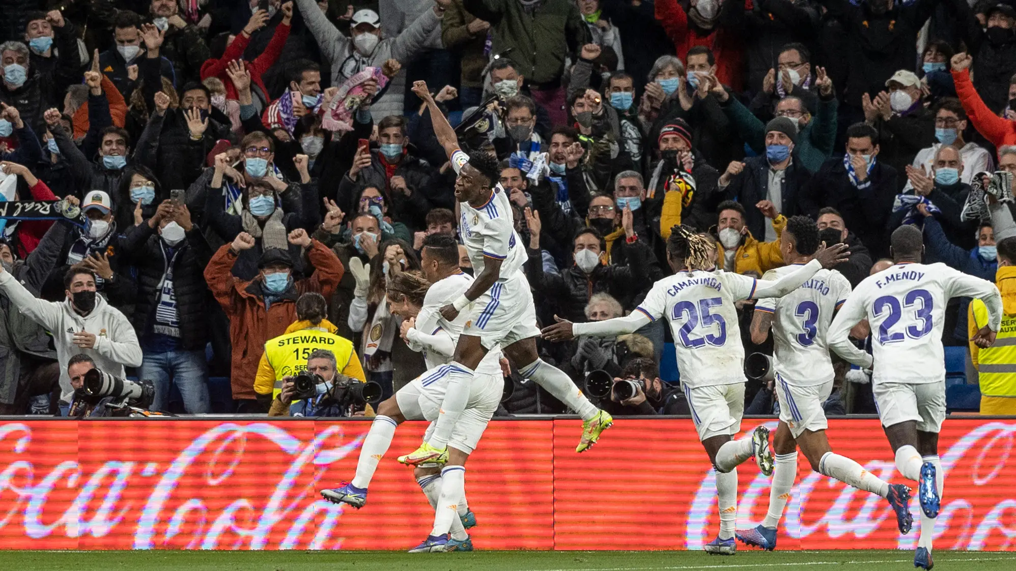 Dos golazos de Camavinga y Modric hacen m&aacute;s l&iacute;der al Madrid ante la Real