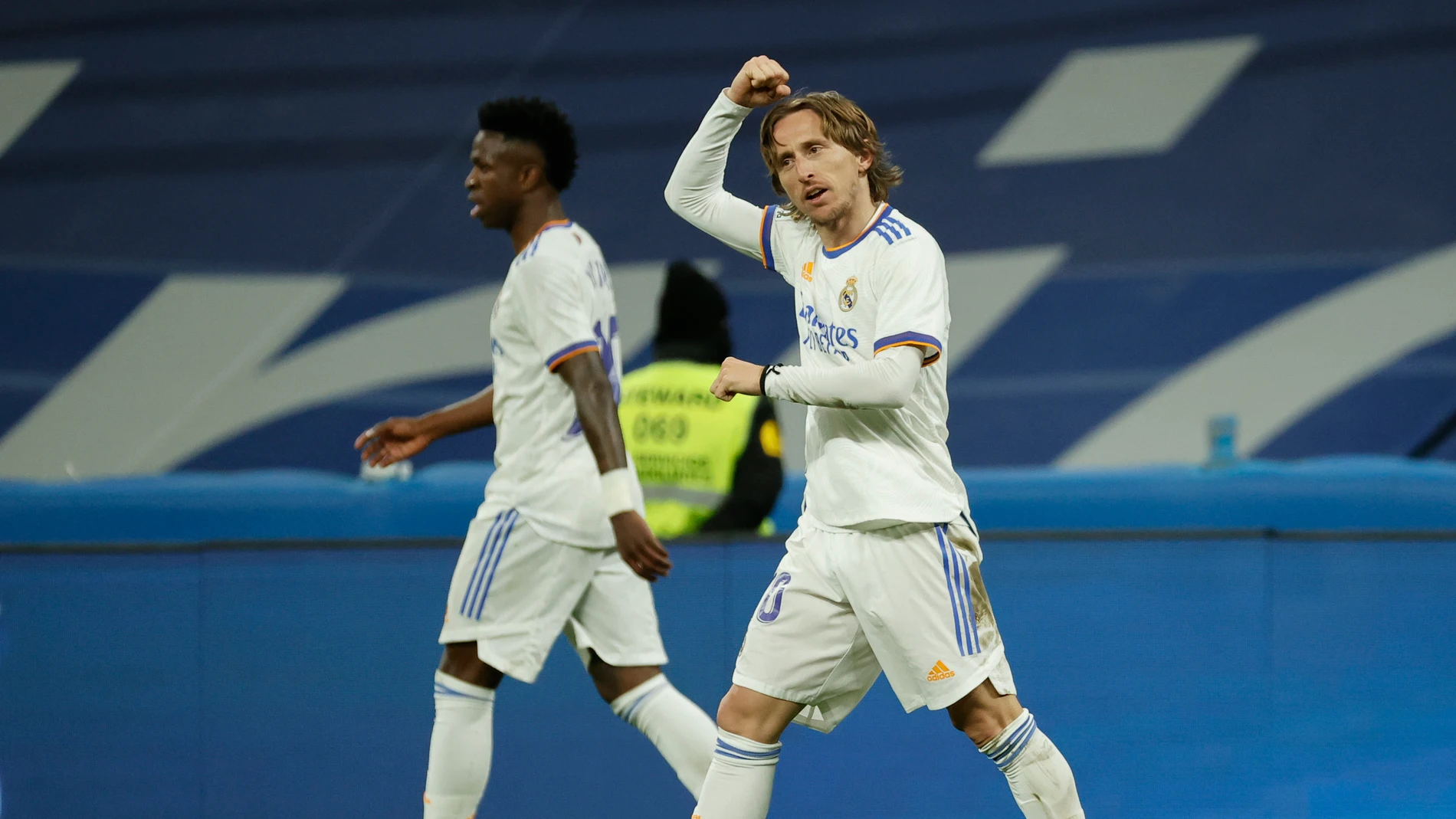 Dos golazos de Camavinga y Modric hacen más líder al Madrid ante la Real
