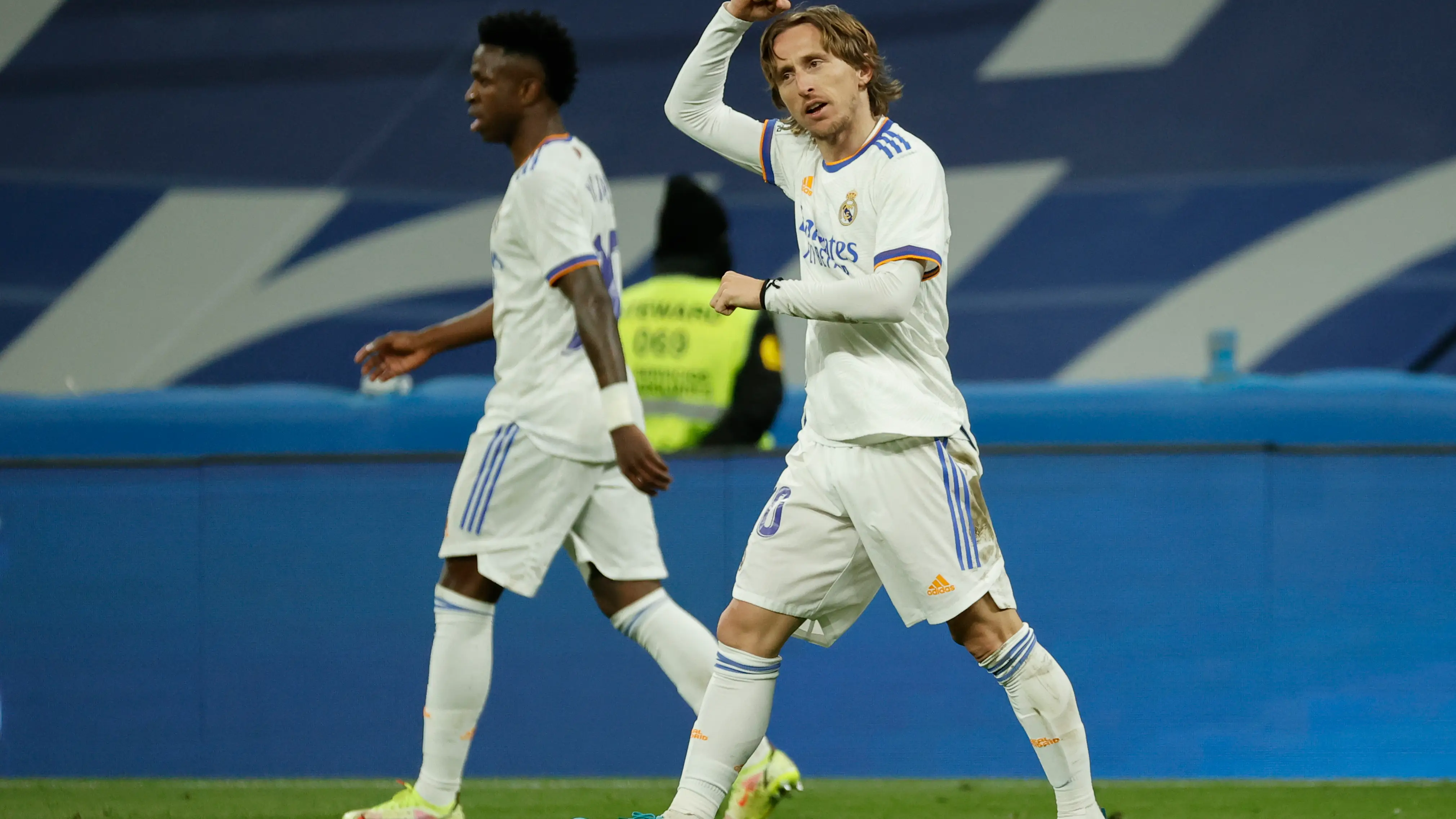 Dos golazos de Camavinga y Modric hacen más líder al Madrid ante la Real Dos golazos de Camavinga y Modric hacen más líder al Madrid ante la Real