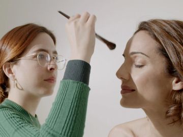 Sandra Martín maquillando a una modelo