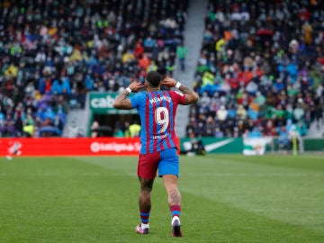 El Barcelona remonta ante el Elche un partido muy polémico en el Martínez Valero