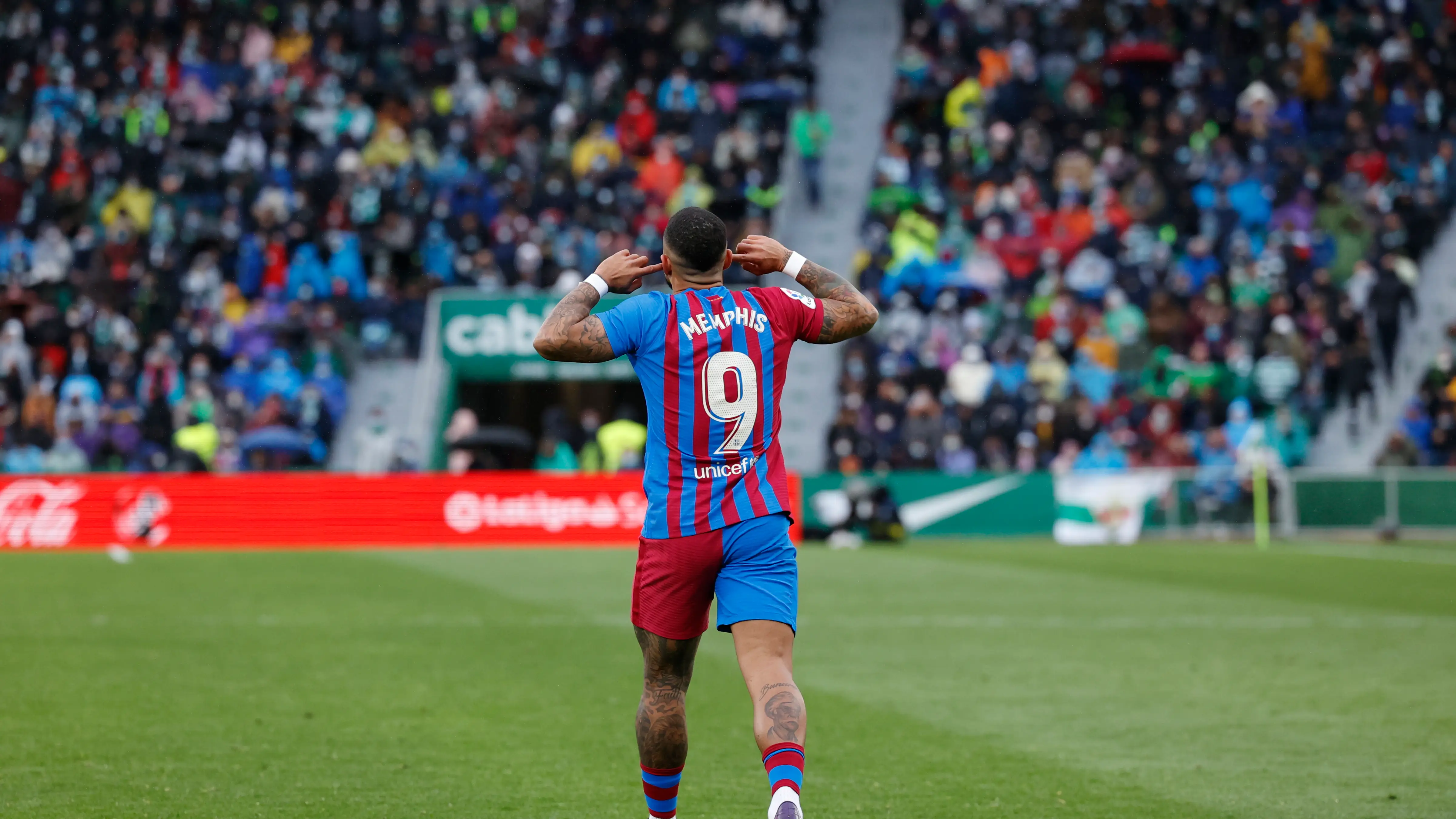El Barcelona remonta ante el Elche un partido muy polémico en el Martínez Valero El Barcelona remonta ante el Elche un partido muy polémico en el Martínez Valero