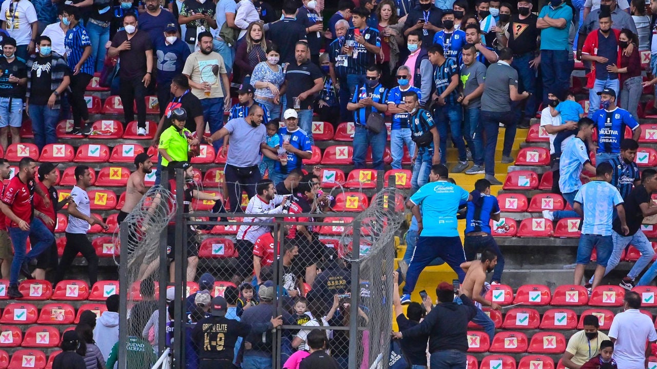 Más de 22 heridos en una brutal batalla campal entre los hinchas de ...