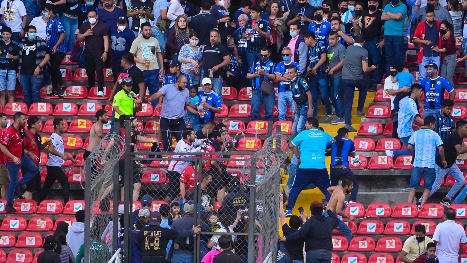 Más De 22 Heridos En Una Brutal Batalla Campal Entre Los Hinchas De ...