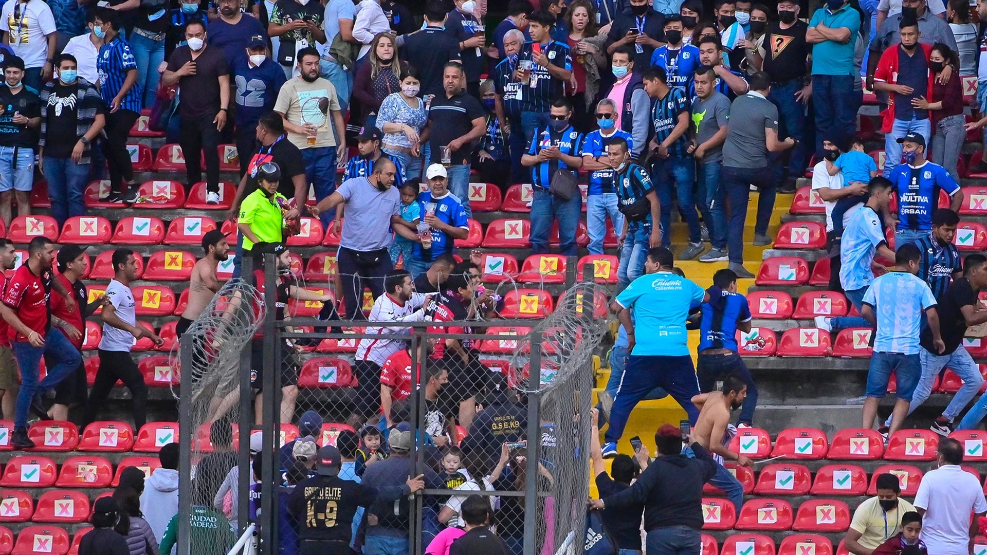 Deportes Antena 3 (06-03-22) Más de 22 heridos en una brutal batalla campal entre los hinchas de Querétaro y Atlas en México Deportes Antena 3 (06-03-22) Más de 22 heridos en una brutal batalla campal entre los hinchas de Querétaro y Atlas en México