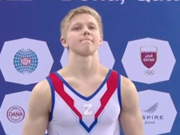 Ivan Kuliak, gimnasta ruso, luce la 'Z' de los tanques rusos en el podio junto a un ucraniano