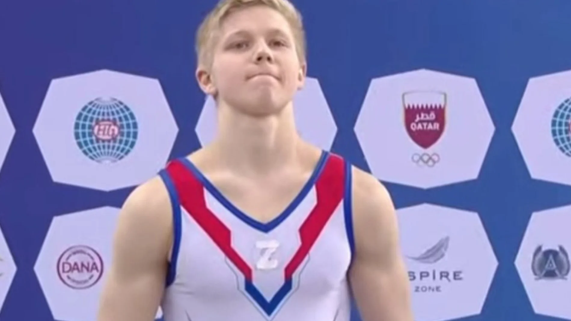 Ivan Kuliak, gimnasta ruso, luce la 'Z' de los tanques rusos en el podio junto a un ucraniano