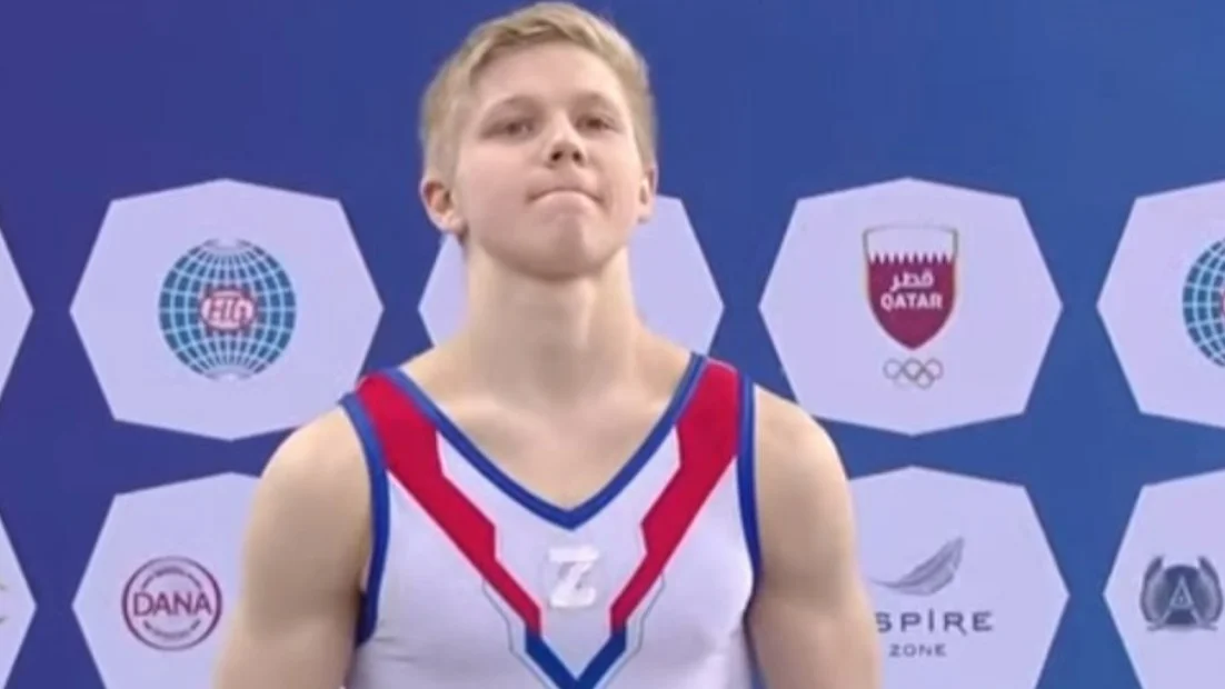 Ivan Kuliak, gimnasta ruso, luce la 'Z' de los tanques rusos en el podio junto a un ucraniano Ivan Kuliak, gimnasta ruso, luce la 'Z' de los tanques rusos en el podio junto a un ucraniano