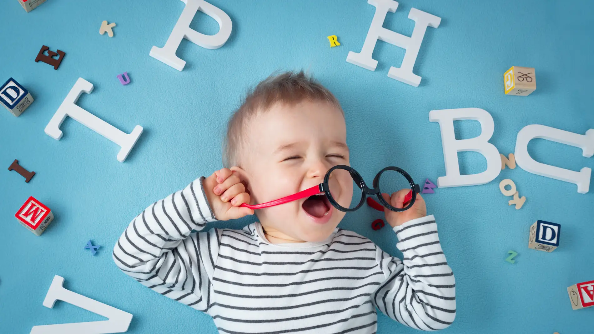 Niño rodeado de letras