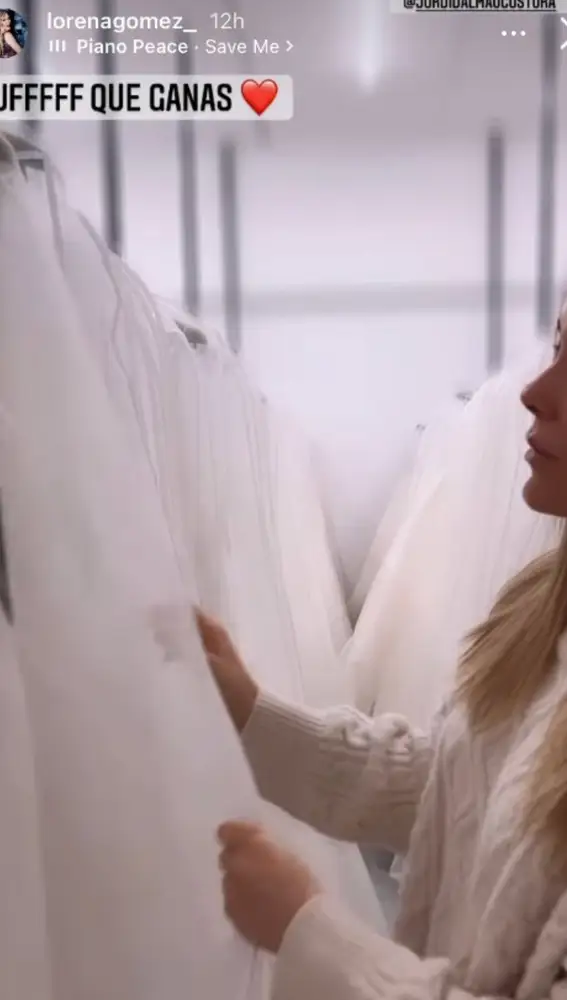 Lorena Gómez mirando vestidos de novia