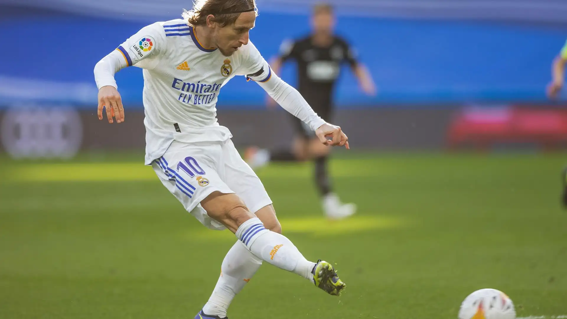 Luka Modric en un partido con el Real Madrid Luka Modric: "Me gustaría jugar con Mbappé, veremos qué pasa"