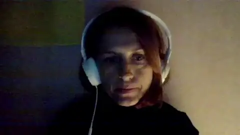 Una ucraniana explica como es el día a día en una ciudad aislada por los bombardeos: "Hay gente que está en una necesidad tremenda" Una ucraniana explica como es el día a día en una ciudad aislada por los bombardeos: "Hay gente que está en una necesidad tremenda"