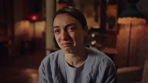 Gülben, desconsolada, se derrumba en los brazos de Safiye: "No puedo vivir allí. No me apartes de tu lado, hermana" Mejores momentos| Capítulo 68