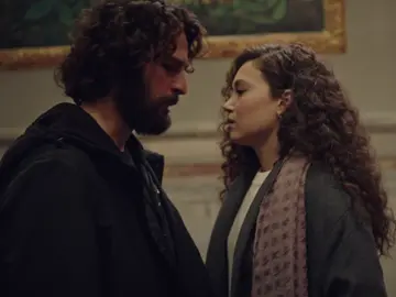 Rüya intenta besar a Han: "Los dos somos bastante parecidos. ¿Por qué no quieres darte cuenta?" Rüya intenta besar a Han: "Los dos somos bastante parecidos. ¿Por qué no quieres darte cuenta?"