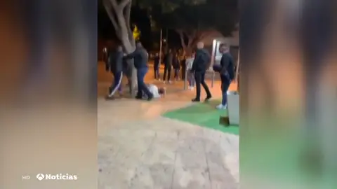 Investigan una brutal paliza en grupo a un joven frente a un local de ocio nocturno en Almería Investigan una brutal paliza en grupo a un joven frente a un local de ocio nocturno en Almería
