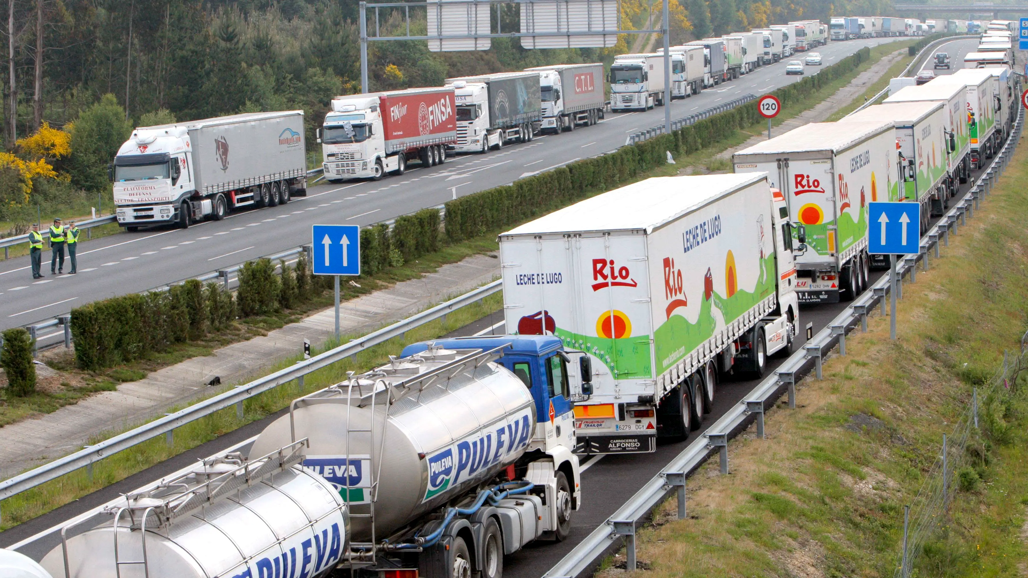 Los transportistas exigen una reuni&oacute;n con Pedro S&aacute;nchez 