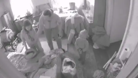 Así ha sido la tensa evacuación de urgencia de una familia en Makarov Así ha sido la tensa evacuación de urgencia de una familia en Makarov