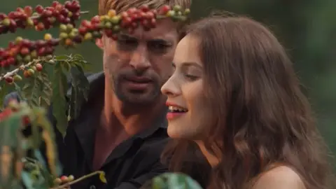 Laura Londoño y William Levy como Santiago y Gaviota en Café con aroma de mujer Laura Londoño y William Levy como Santiago y Gaviota en Café con aroma de mujer