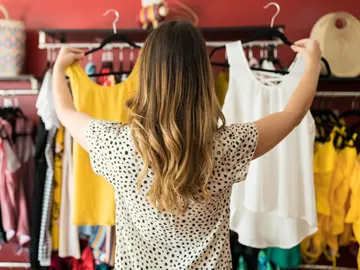 Chica comprando ropa Chica comprando ropa