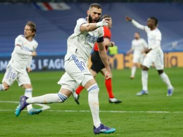 Benzema celebra un gol ante el PSG en el Bernabéu