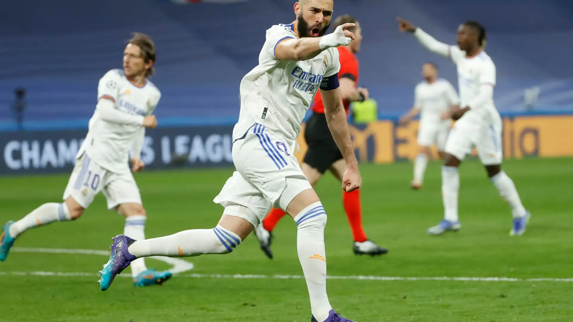 Benzema celebra un gol ante el PSG en el Bernabéu Benzema celebra un gol ante el PSG en el Bernabéu