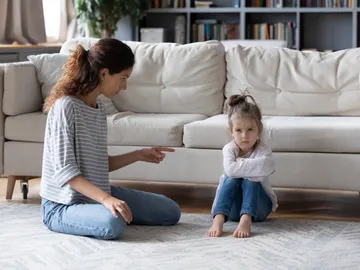 Madre regañando a su hija. Madre regañando a su hija.