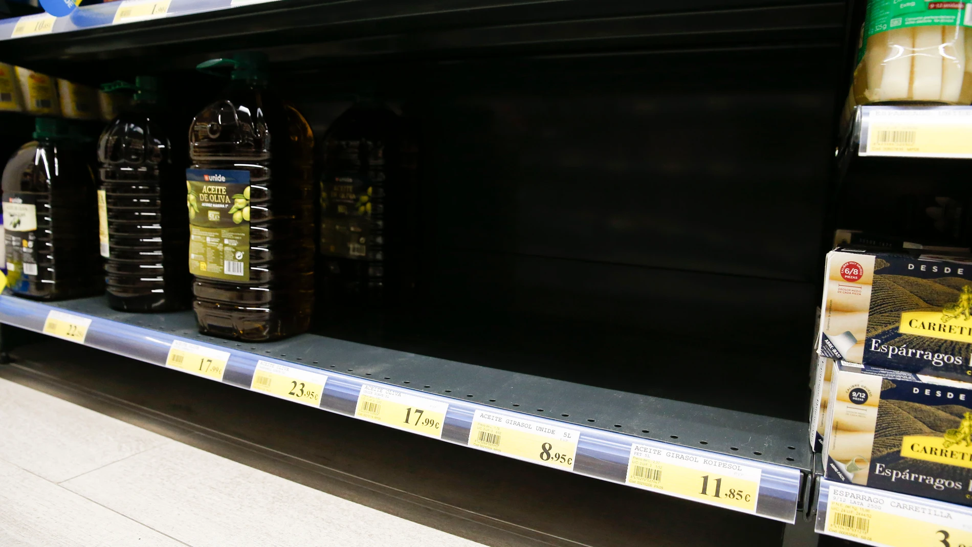 Un expositor casi vacío de botellas de aceite de girasol 