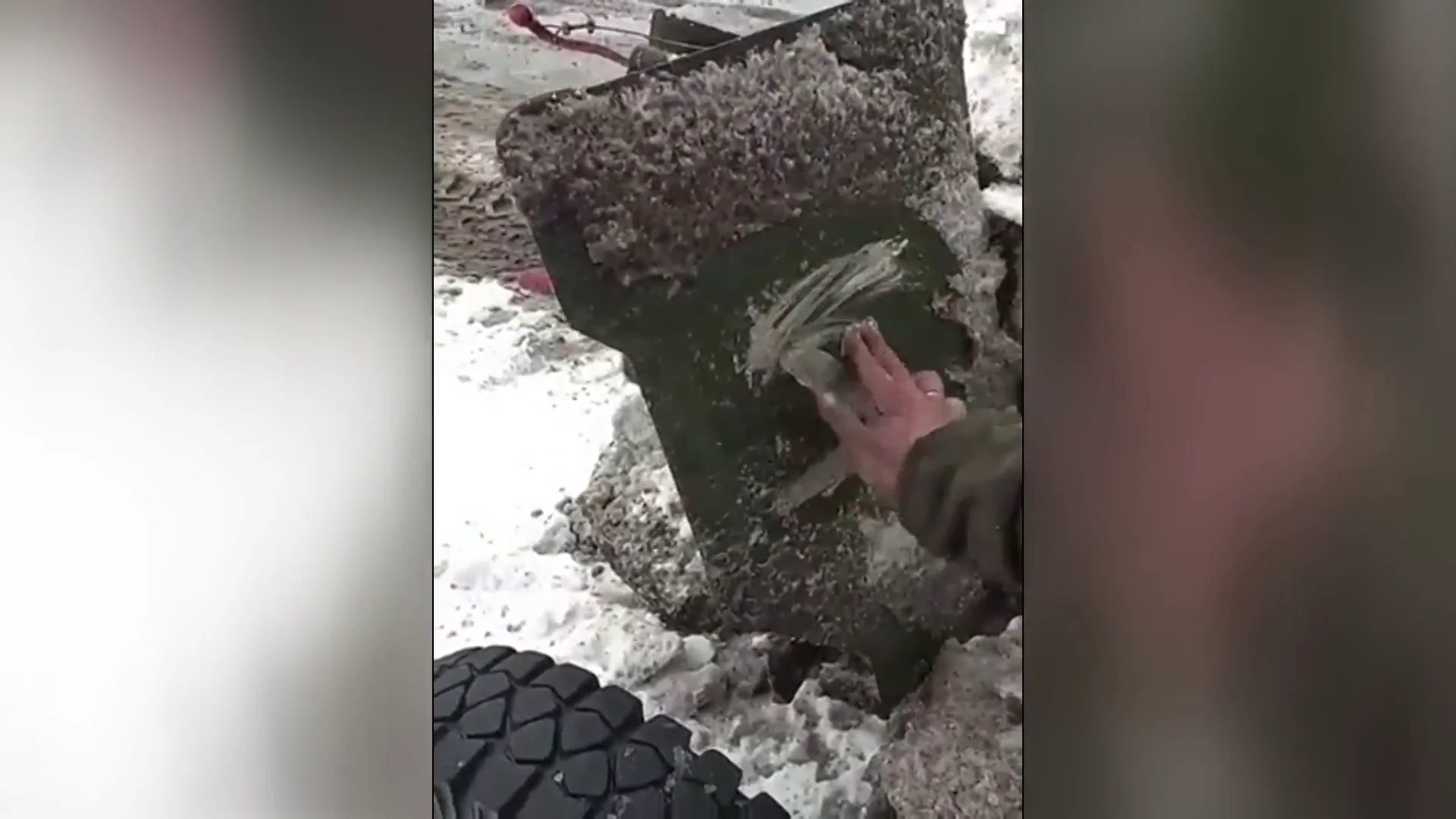 Soldados de Ucrania borran la Z del material militar de Rusia Soldados de Ucrania borran la Z del material militar de Rusia
