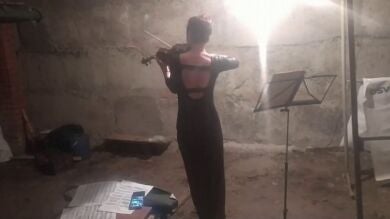 La violinista ucraniana que apaga el sonido de las bombas de la guerra con su música 