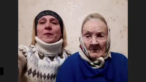 Oksana, una mujer que ha vuelto a Ucrania para cuidar a su abuela de 100 años: "Necesitamos pañales y chalecos antibalas" Oksana, una mujer que ha vuelto a Ucrania para cuidar a su abuela de 100 años: "Necesitamos pañales y chalecos antibalas"