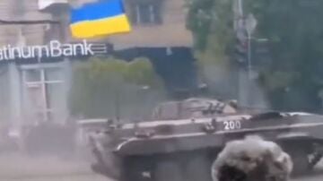Un tanque ucraniano, apedreado por civiles en Járkov
