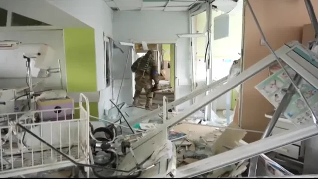 V&Iacute;DEO: Rusia destruye un hospital infantil en la ciudad de Mari&uacute;pol