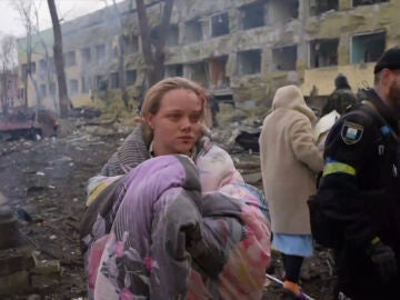 Marianna Podgurskaya tras el bombardeo en Mariúpol