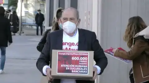 Carlos San Juan, impulsor de "soy mayor, no idiota" para pedir a los bancos mejor atención Carlos San Juan, impulsor de "soy mayor, no idiota" para pedir a los bancos mejor atención