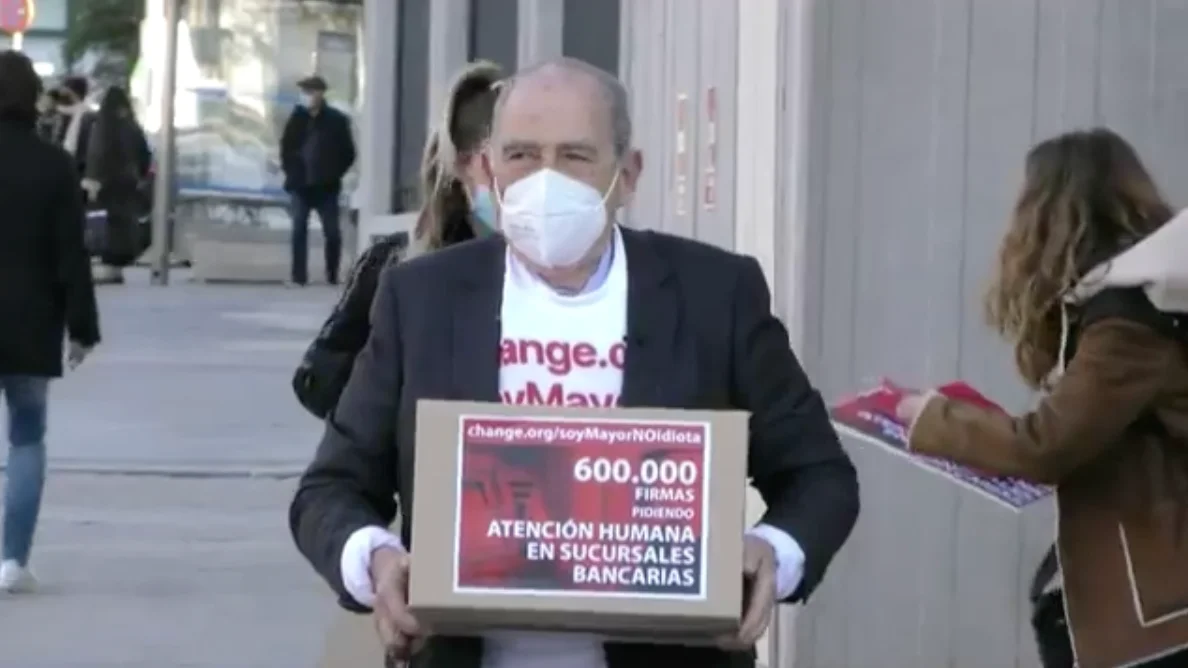 Carlos San Juan, impulsor de "soy mayor, no idiota" para pedir a los bancos mejor atención Carlos San Juan, impulsor de "soy mayor, no idiota" para pedir a los bancos mejor atención