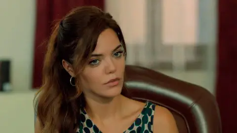 Züleyha salva a Müjgan de ir a la cárcel Züleyha salva a Müjgan de ir a la cárcel