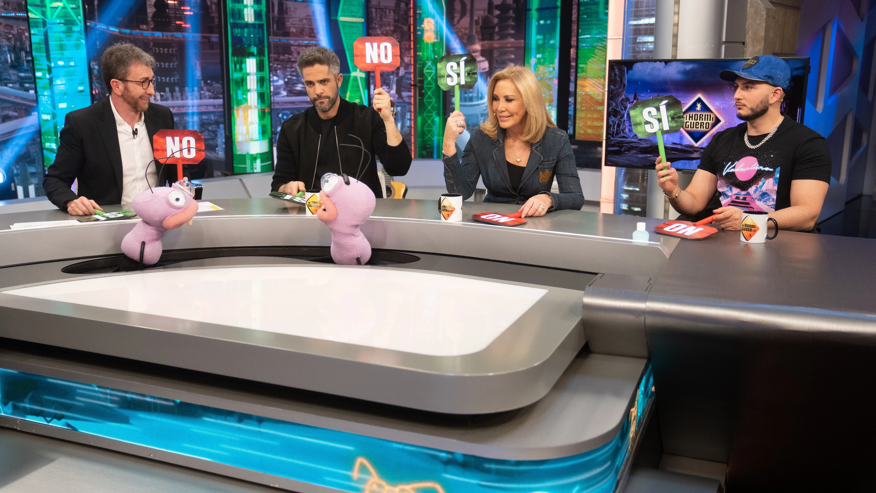 ¿Una foto "en pelotas"? La confesión más sorprendente de Roberto Leal y Omar Montes en 'El Hormiguero 3.0' ¿Una foto "en pelotas"? La confesión más sorprendente de Roberto Leal y Omar Montes en 'El Hormiguero 3.0'