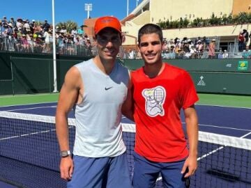 Rafa Nadal y Carlos Alcarz entrenan juntos en Indian Wells