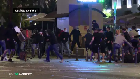 Pelea multitudinaria entre hinchas del Eintracht de Fráncfort y West Ham United en Sevilla Pelea multitudinaria entre hinchas del Eintracht de Fráncfort y West Ham United en Sevilla