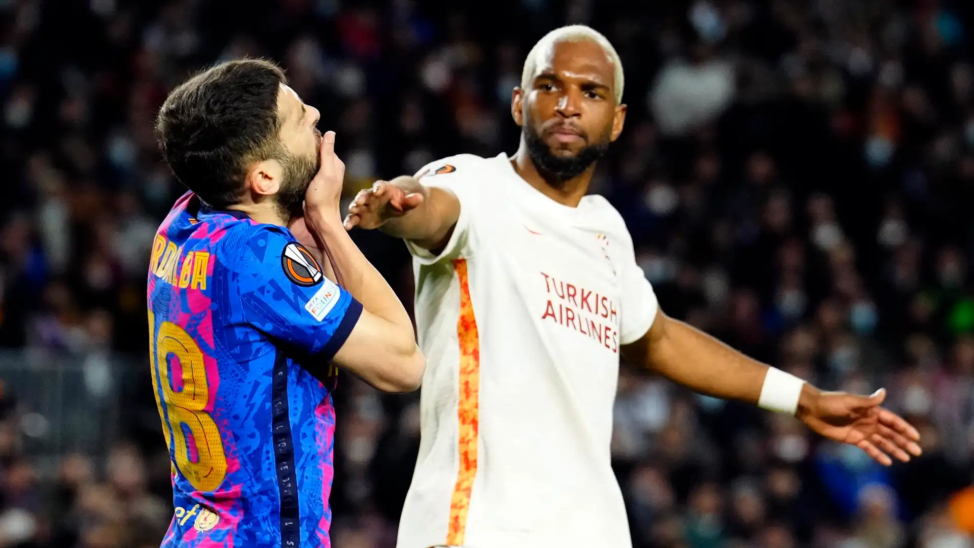 Ryan Babel y Jordi Alba en el Camp Nou