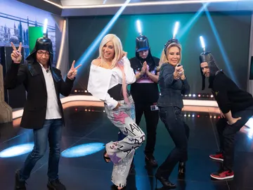 Pilar Rubio descubre tendencias que son todo un desafío: del pelo 'sugar candy' al tocado más innovador Pilar Rubio descubre tendencias que son todo un desafío: del pelo 'sugar candy' al tocado más innovador