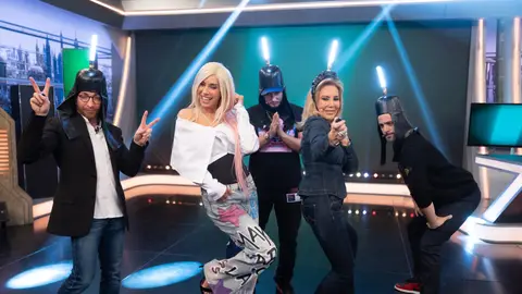 Pilar Rubio descubre tendencias que son todo un desafío: del pelo 'sugar candy' al tocado más innovador Pilar Rubio descubre tendencias que son todo un desafío: del pelo 'sugar candy' al tocado más innovador