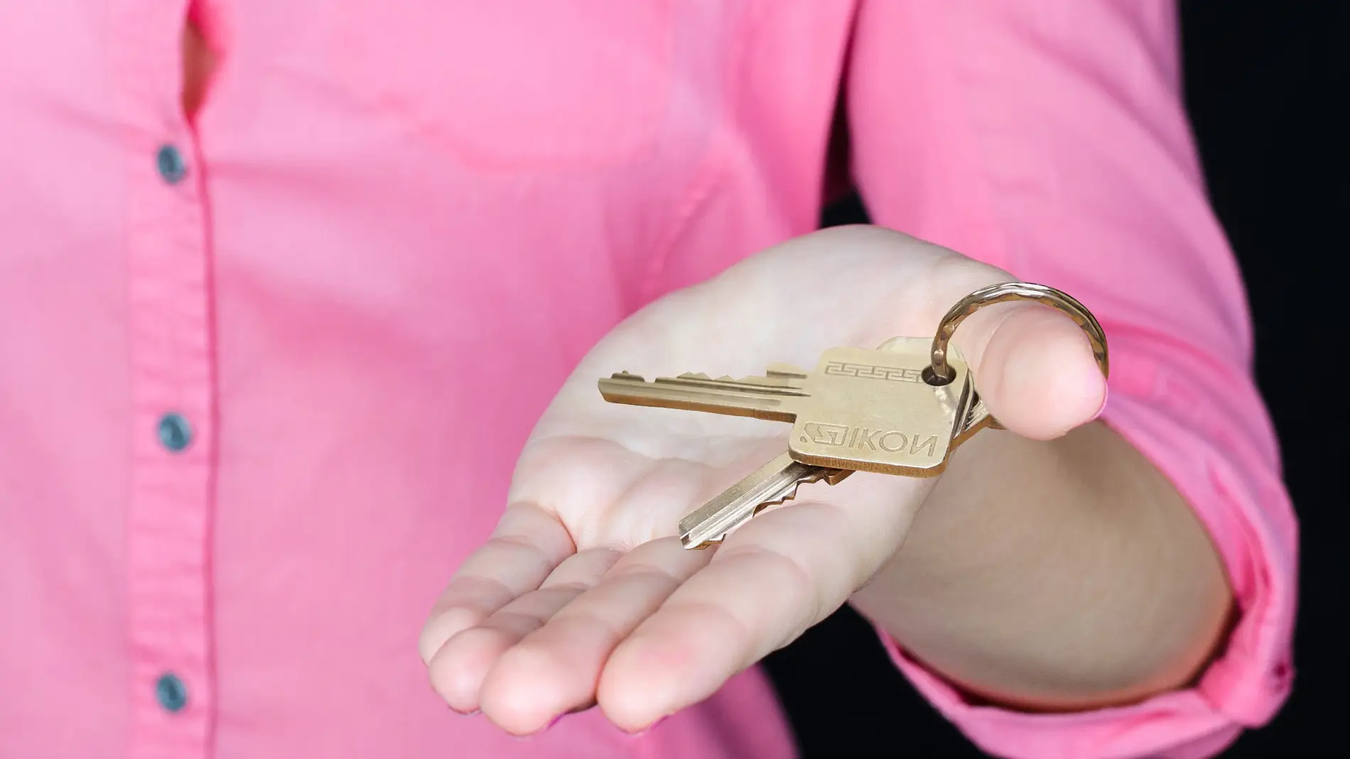 Mujer con las llaves de su casa