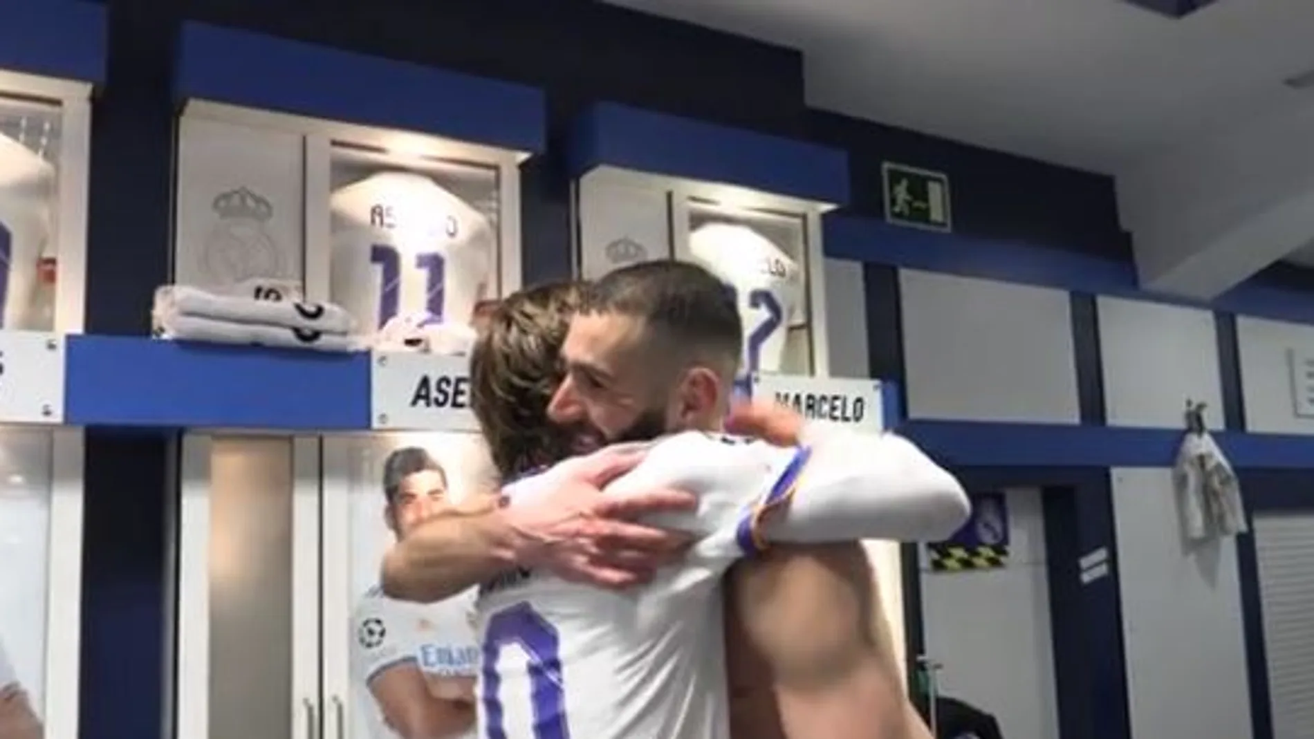 Karim Benzema y Luka Modric se abrazan en el vestuario tras la victoria frente al PSG