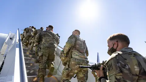 Soldados OTAN subiendo a un avión